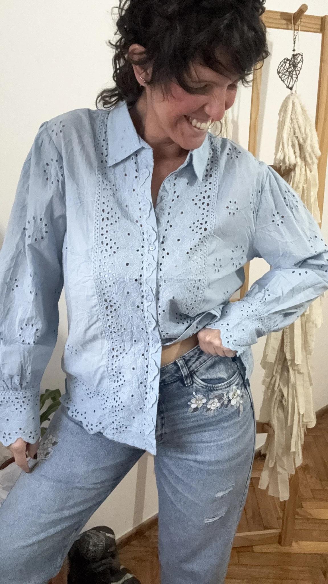 Camisa celeste brodery