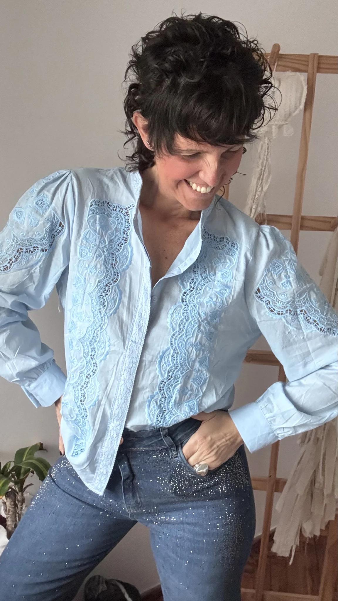 Camisa celeste BRODERY