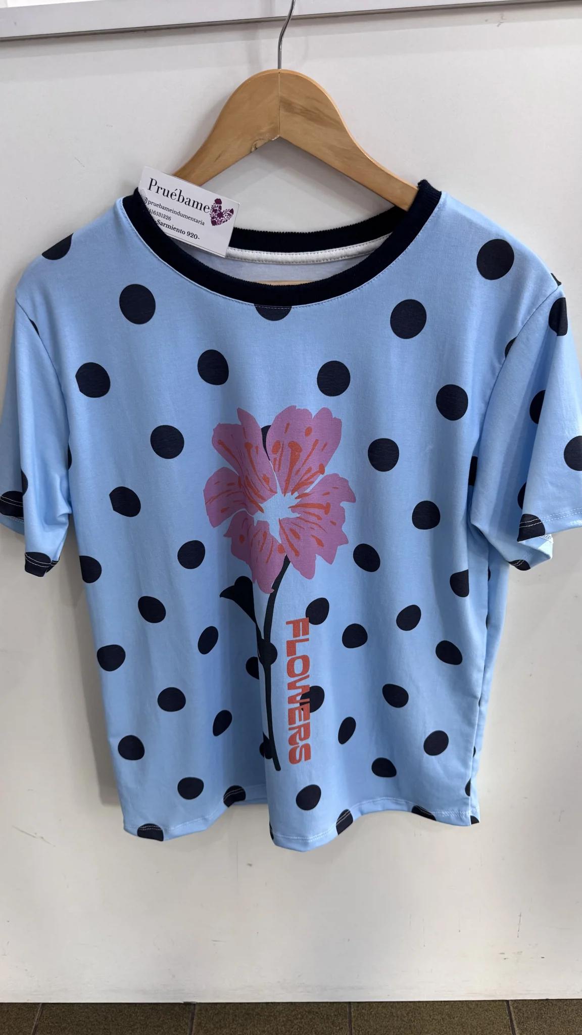 Remera flor lunares