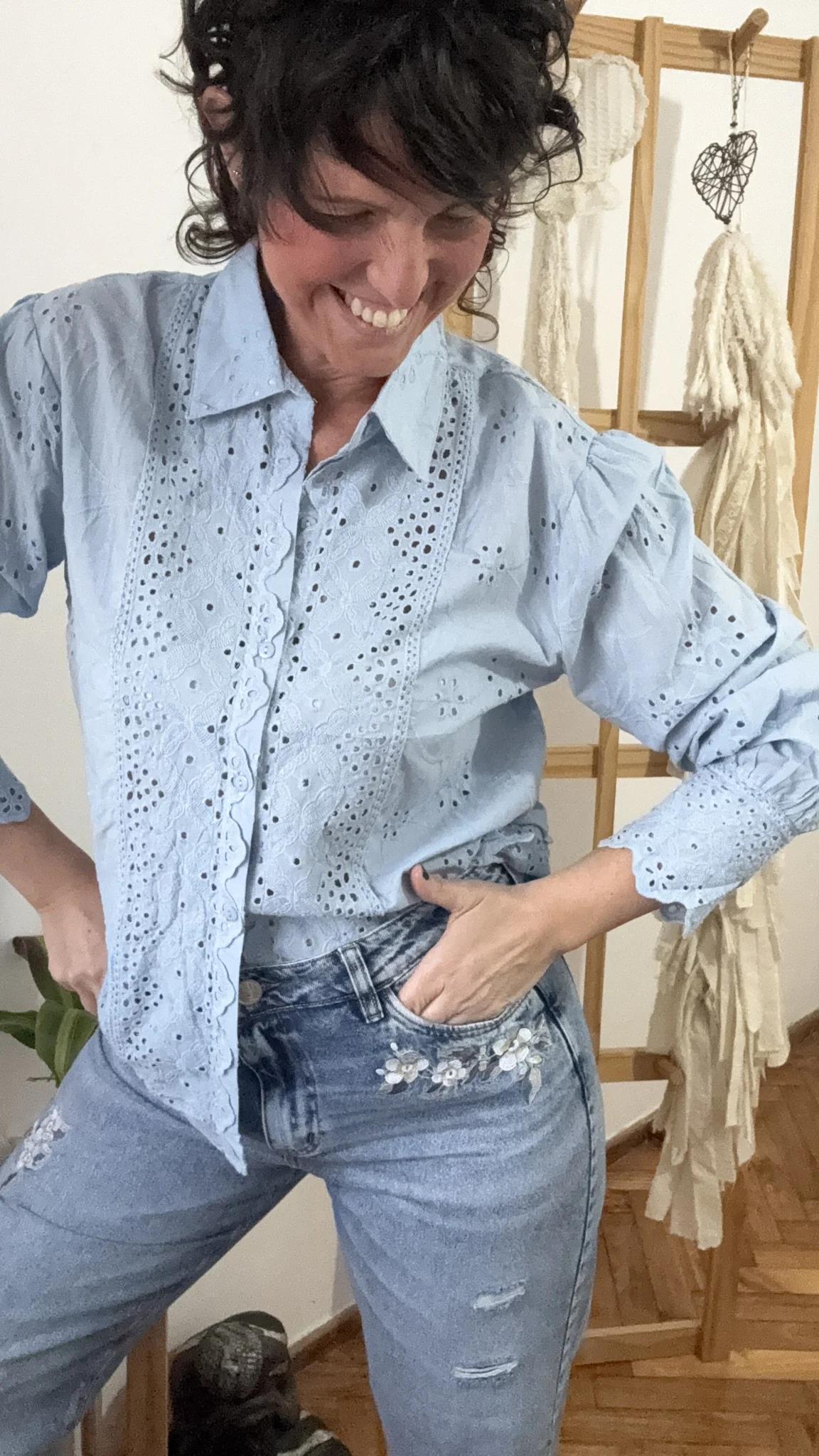 Camisa celeste brodery