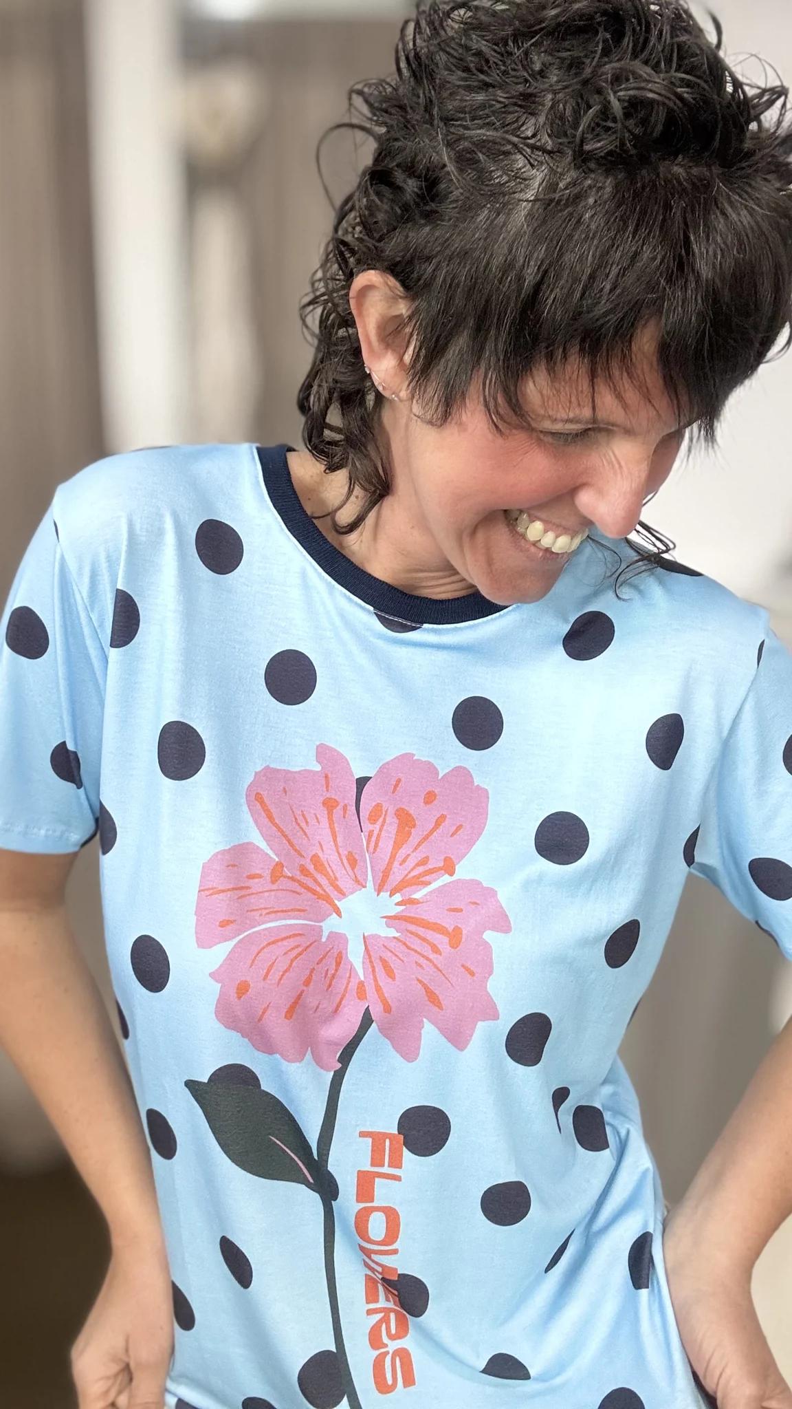 Remera flor lunares